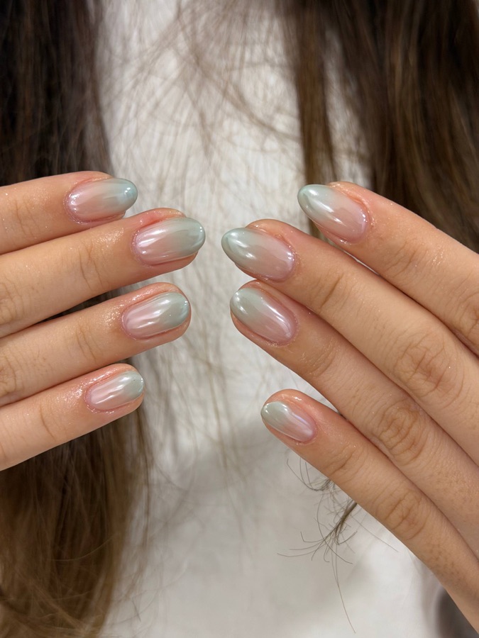 Silver chrome cat-eye nails